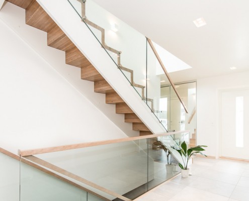 Erøyvik Trevare as - Moderne rett trapp i eik, glass, overflatebehandlet med fargekode