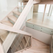Erøyvik Trevare as - Moderne trapp i eik og glass, repotrapp